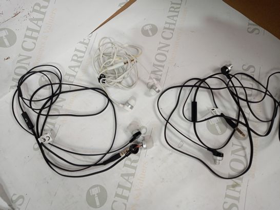 LOT OF 3 ITEMS INCLUDING EARPHONES (BLACK AND WHITE)
