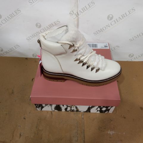 BOXED PAIR OF MODA IN PELLE BOOTS- SIZE 41