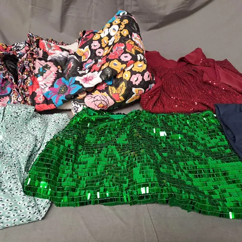 BOX OF APPROXIMATELY 25 ASSORTED CLOTHING ITEMS TO INCLUDE - JACKET , T-SHIRT , SKIRT ETC