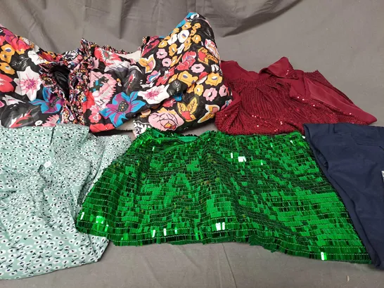 BOX OF APPROXIMATELY 25 ASSORTED CLOTHING ITEMS TO INCLUDE - JACKET , T-SHIRT , SKIRT ETC