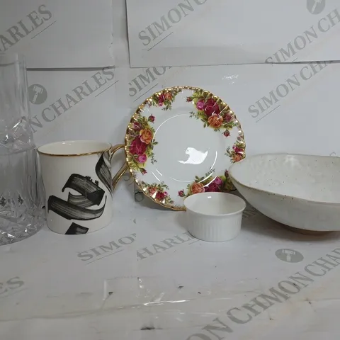 BOX OF APPROXIMATELY 6 ASSORTED ITEMS TO INCLUDE - SET OF 2 GLASS CUPS - UNBRANDED BOWL - SAFAR LONDON ETC