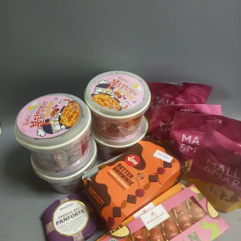 BOX OF APPROX 10 ASSORTED FOOD ITEMS TO INCLUDE - SAMYANG BULDAK HOT CHICKEN RAM,EN - MALLOW&MARSH SALTED CARAMEL MARSHMALLOWS - VIVE BROWNIE BARS ETC