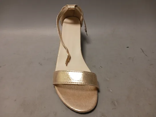 BOXED PAIR OF DESIGNER OPEN TOE LOW BLOCK HEEL SANDALS IN GOLD W. GLITTER EFFECT EU SIZE 43