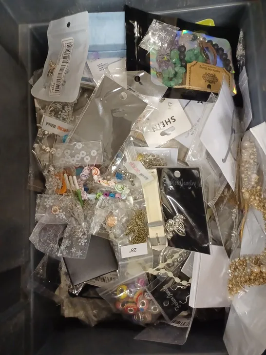 BOX OF APPROXIMATELY 30 ASSORTED JEWELLERY/COSTUME JEWELLERY ITEMS TO INCLUDE WATCHES, RINGS, BRACELETS ETC  