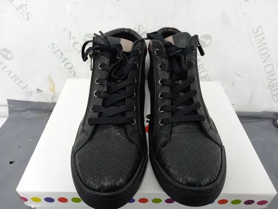 BOXED ADESSO SCALE EFFECT SIDE ZIO LAXE UP SHOES IN BLACK - SIZE 39