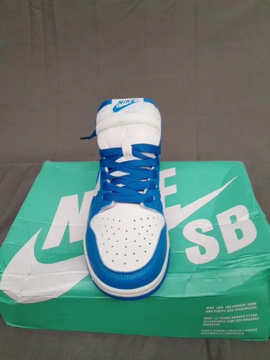 BOXED PAIR OF NIKE DUNKS LOW IN BLUE SIZE UK 5.5