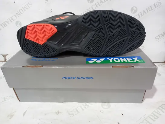 BOXED PAIR OF YONEX LUMIO SHOES IN GREY/ORANGE/BLACK UK SIZE 9.5