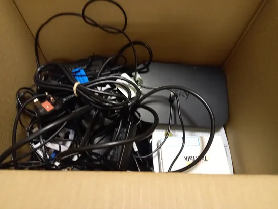 LOT OF ASSORTED TECH ITEMS TO INCLUDE CARIOUS CABLES, ROUTERS AND CHARGERS