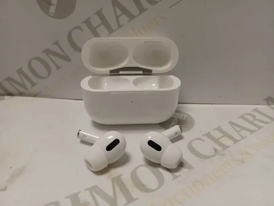 APPLE TRUE WIRELESS BLUETOOTH EARBUDS IN WHITE