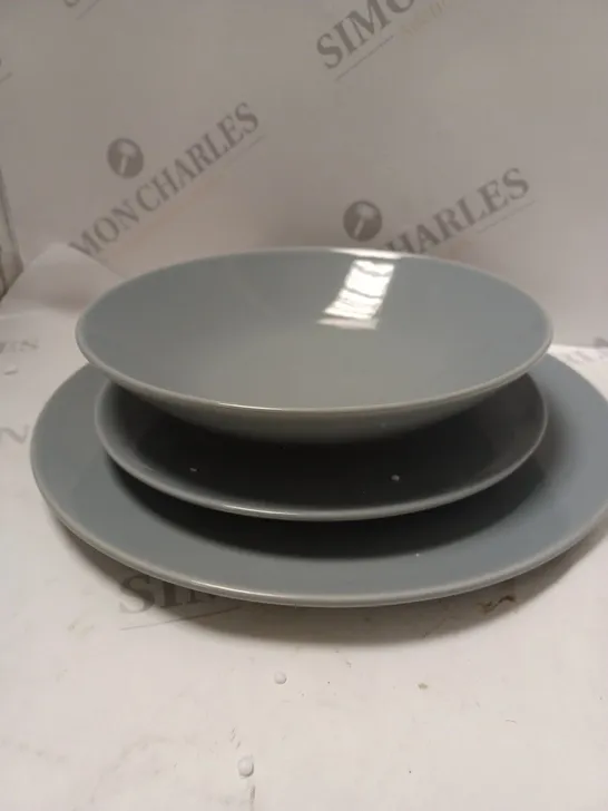 BRAND NEW BOXED CESIRO 18 PIECE DINNERWARE SET TO INLCLUDE LARGE PLATE SMALL PLATE AND BOWL IN DARK GREY  / COLLECTION ONLY 