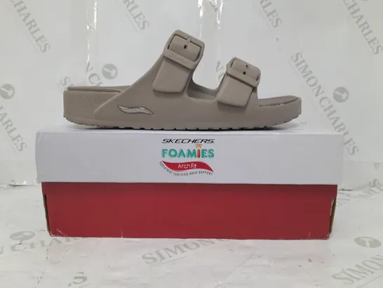 BOXED PAIR OF SKECHERS ARCH FIT FOAMIES SLIDE SANDALS IN DARK TAUPE SIZE 8