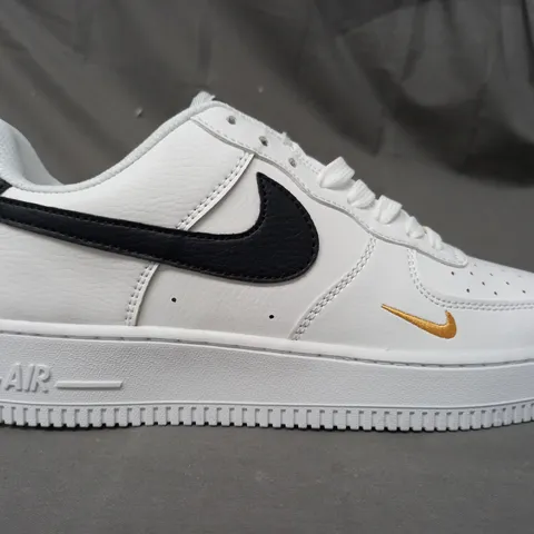 BOXED PAIR OF NIKE AIR FORCE 1 SHOES IN WHITE/BLACK/GOLD UK SIZE 7