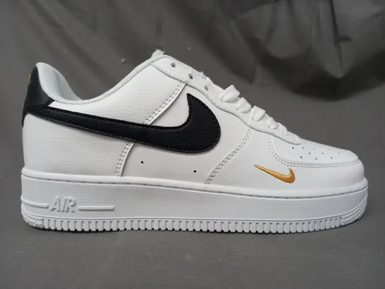 BOXED PAIR OF NIKE AIR FORCE 1 SHOES IN WHITE/BLACK/GOLD UK SIZE 7