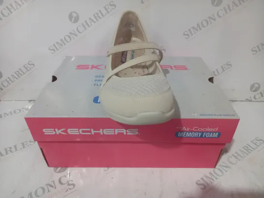 BOXED PAIR OF SKECHERS WOMEN'S SHOES IN BEIGE SIZE 7