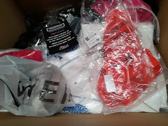 BOX OF APPROXIMATELY 25 ASSORTED CLOTHING ITEMS TO INCLUDE - SHORTS , BAG , POLO SHIRT ETC