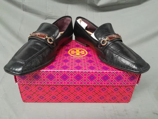 BOXED PAIR OF TORY BURCH PERRINE LEATHER LOAFERS IN BLACK US SIZE 9.5