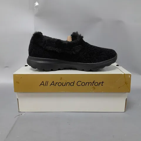BOXED PAIR OF SKECHERS SLIP ON SHOES IN BLACK - UK SIZE 3