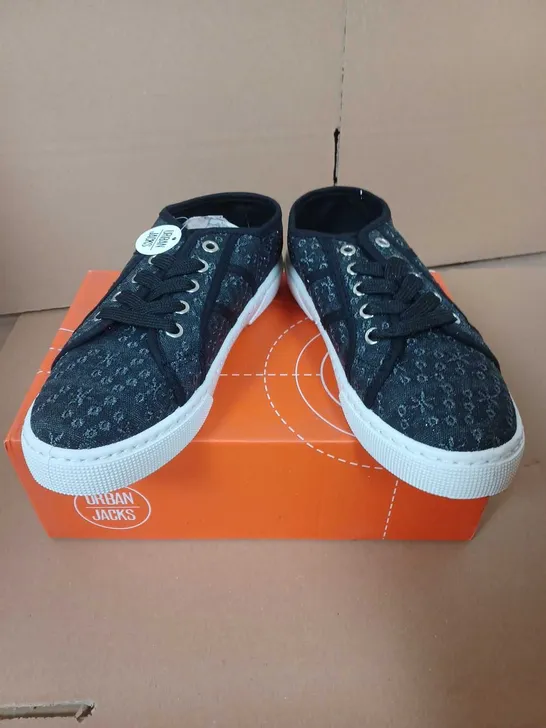 BOXED PAIR OF URBAN JACKS PALM SPRINGS TRAINERS IN BLACK - 5