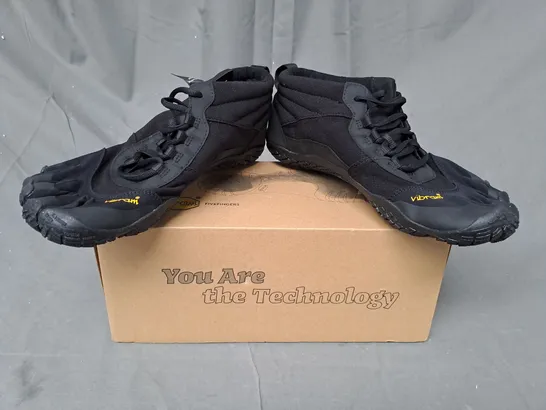 BOXED PAIR OF VIBRAM FIVE FINGERS V-TREK INSULATED SHOES IN BLACK EU SIZE 43