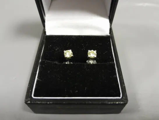 18CT WHITE GOLD STUD EARRINGS SET WITH NATURAL DIAMONDS