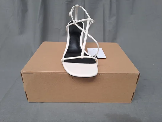 BOXED PAIR OF MNG OPEN TOE HEELED STRAPPY SANDALS IN WHITE UK SIZE 6