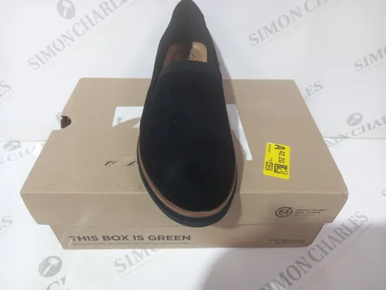 BOXED PAIR OF CLARKS SHARON DOLLY SHOES IN BLACK UK SIZE 5.5