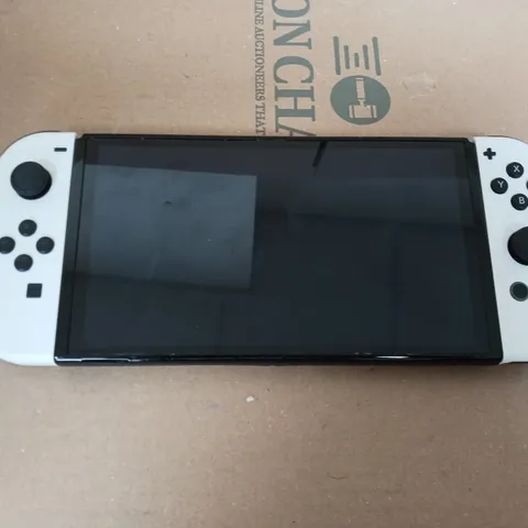 BOXED NINTENDO SWITCH OLED HANDHELD GAMES CONSOLE - WHITE