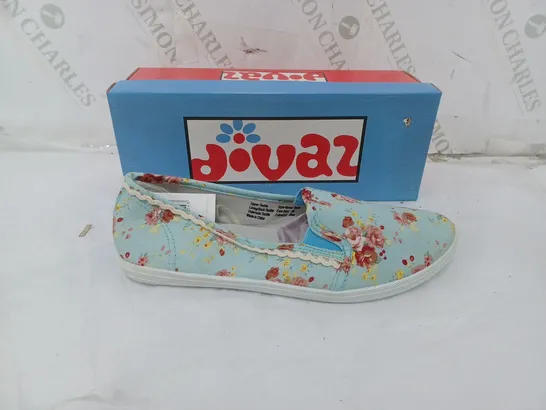 APPROXIMATELY 10 PAIRS OF BOXED DIVAZ SLIP-ON FLORAL PUMP SWIFT BLUE IN VARIOUS SIZES 