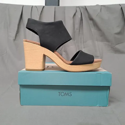 BOXED PAIR OF TOMS MAJORCA PLATFORM OPEN TOE BLOCK HEEL SANDALS IN BLACK UK SIZE 10