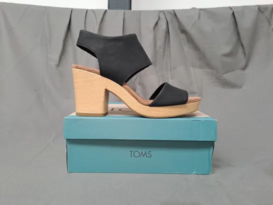 BOXED PAIR OF TOMS MAJORCA PLATFORM OPEN TOE BLOCK HEEL SANDALS IN BLACK UK SIZE 10