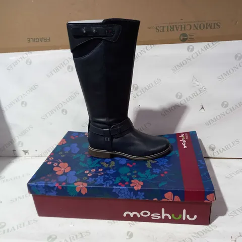 BOXED PAIR OF MOSHULU MOSTLETOE DARK DENIM COLOUR BOOTS UK SIZE 5