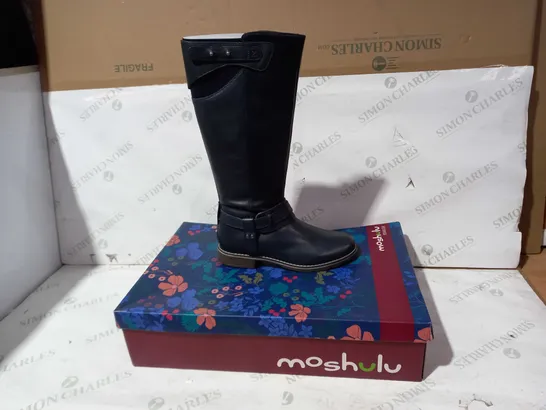 BOXED PAIR OF MOSHULU MOSTLETOE DARK DENIM COLOUR BOOTS UK SIZE 5