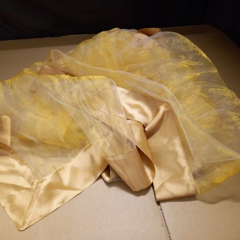 LOT OF 5 GOLD WALL DRAPES - APPROXIMATELY 220X220CM EACH