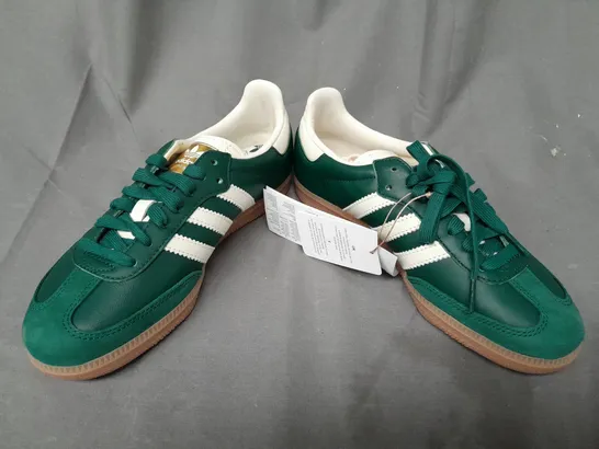 BOXED PAIR OF ADIDAS SAMBA OG SHOES IN GREEN/WHITE UK SIZE 5