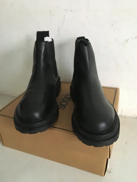 BOXED PAIR OF SIZE 8 ASOS BLACK WIDE-FIT CHELSEA BOOTS