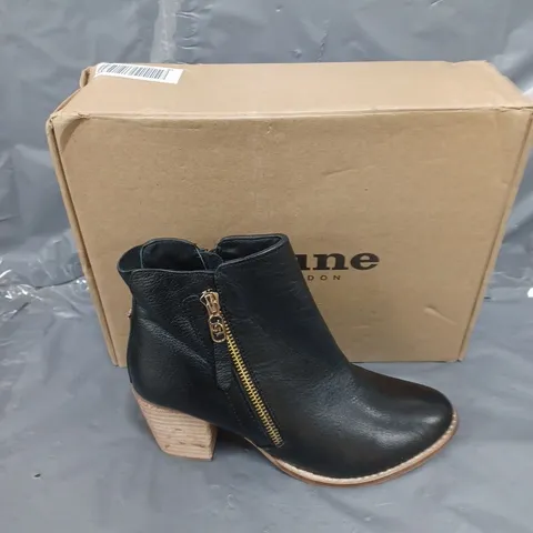 BOXED PAIR OF DUNE LONDON BLACK ZIP UP ANKLE BOOTS SIZE 5