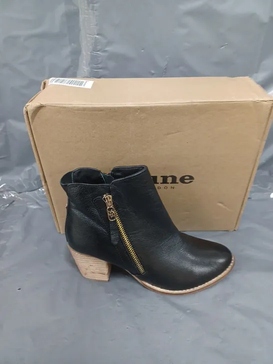 BOXED PAIR OF DUNE LONDON BLACK ZIP UP ANKLE BOOTS SIZE 5