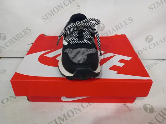 BOXED PAIR OF NIKE ORIGINALS BOOST KIDS SHOS IN BLACK/WHITE SIZE FR26