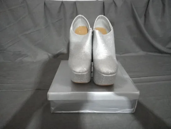 APPROXIMATELY 14 BOXED PAIR OF CASANDRA SILVER GLITTER PLATFORM WEDGE SHOES IN VARIOUS SIZES TO INCLUDE SIZE 5