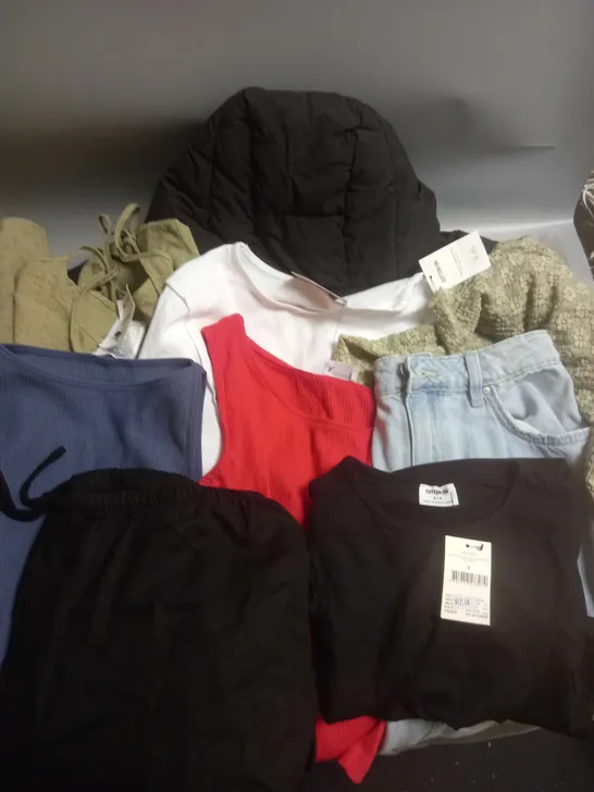 BOX OF APPROXIMATELY 10 ASSORTED CLOTHING ITEMS TO INCLUDE PUFFER JACKET, DRESS, TOPS ETC