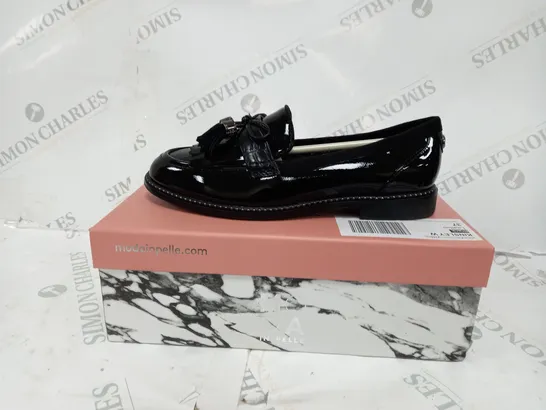 BOXED PAIR OF MODA IN PELLE IN BLACK SIZE 4