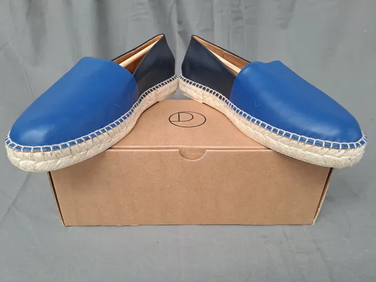 BOXED PAIR OF DRILLES TWO-TONE SLIP-ON SHOES IN BLUE/NAVY EU SIZE 43