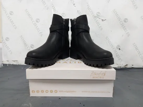 BOXED PAIR OF BLOWFISH MALIBU ANKLE BOOTS IN BLACK SIZE 6