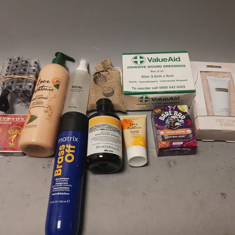 BOX OF APPROXIMATELY 20 COSMETIC ITEMS TO INCLUDE - SHAMPOO, LASHES, BODY LOTION, AND MASCARA ETC.