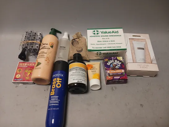 BOX OF APPROXIMATELY 20 COSMETIC ITEMS TO INCLUDE - SHAMPOO, LASHES, BODY LOTION, AND MASCARA ETC.