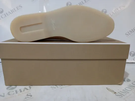 BOXED PAIR OF AURÉLIEN SUEDE LOAFERS IN LIGHT BEIGE EU SIZE 39