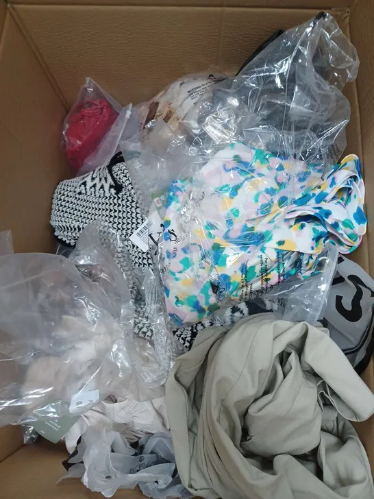 BOX OF APPROXIMATELY 22 ASSORTED CLOTHING ITEMS TO INCLUDE - T-SHIRT , SHORTS , TOPS ETC