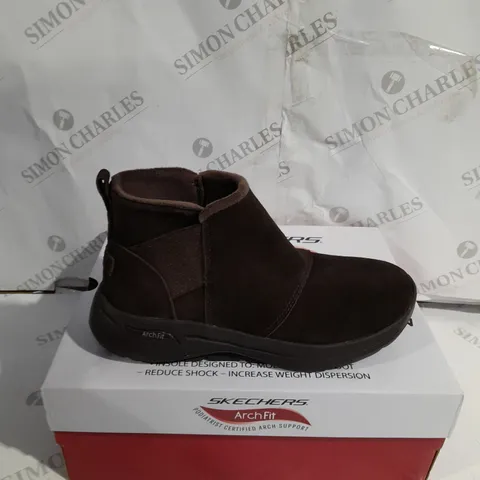 BOXED SKECHERS ARCH FIT SUEDE BOOTS SIZE 9