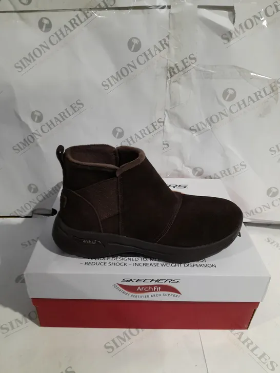 BOXED SKECHERS ARCH FIT SUEDE BOOTS SIZE 9