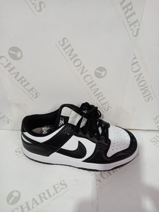 white trainers size 4.5